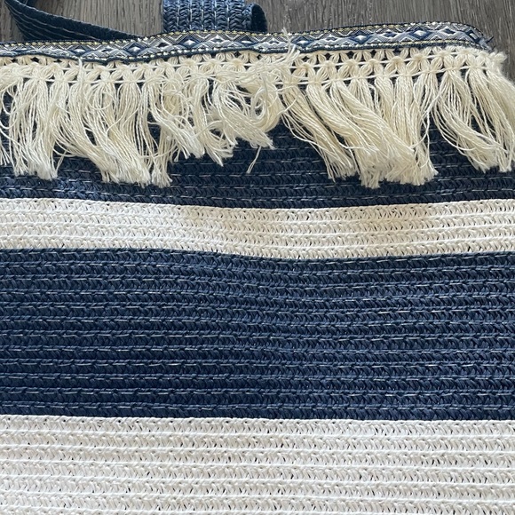 Blue and White Bohemian Beach Straw bag w tassels - Picture 3 of 7